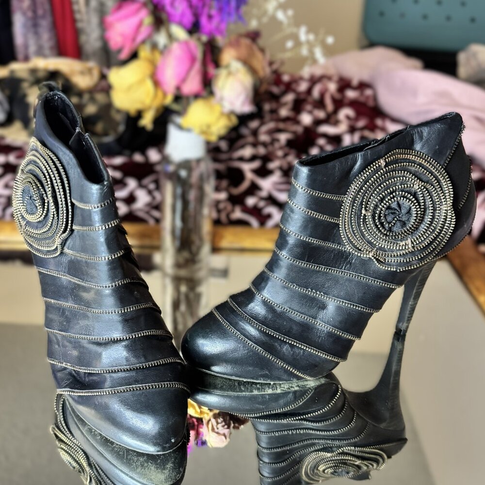 BCBGMAXAZRIA "Zipper Rose" black Leather, Size 40/9.5.
